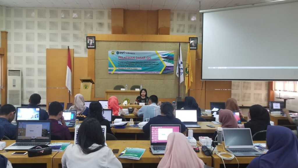 Mahasiswa Teknik Pertambangan Mengikuti Pelatihan Dasar Gis Program