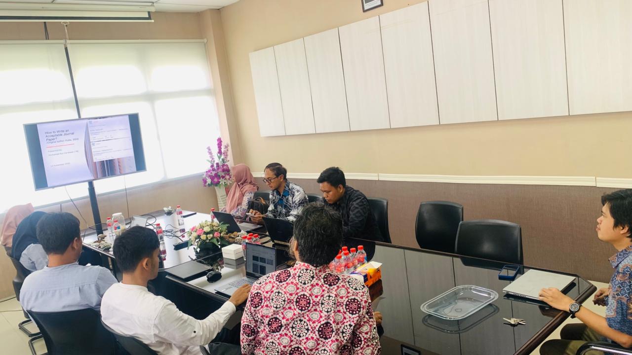 Workshop “How to Write Acceptable Journal Paper” di Ruangan Jurusan Teknik Sipil Universitas Jember